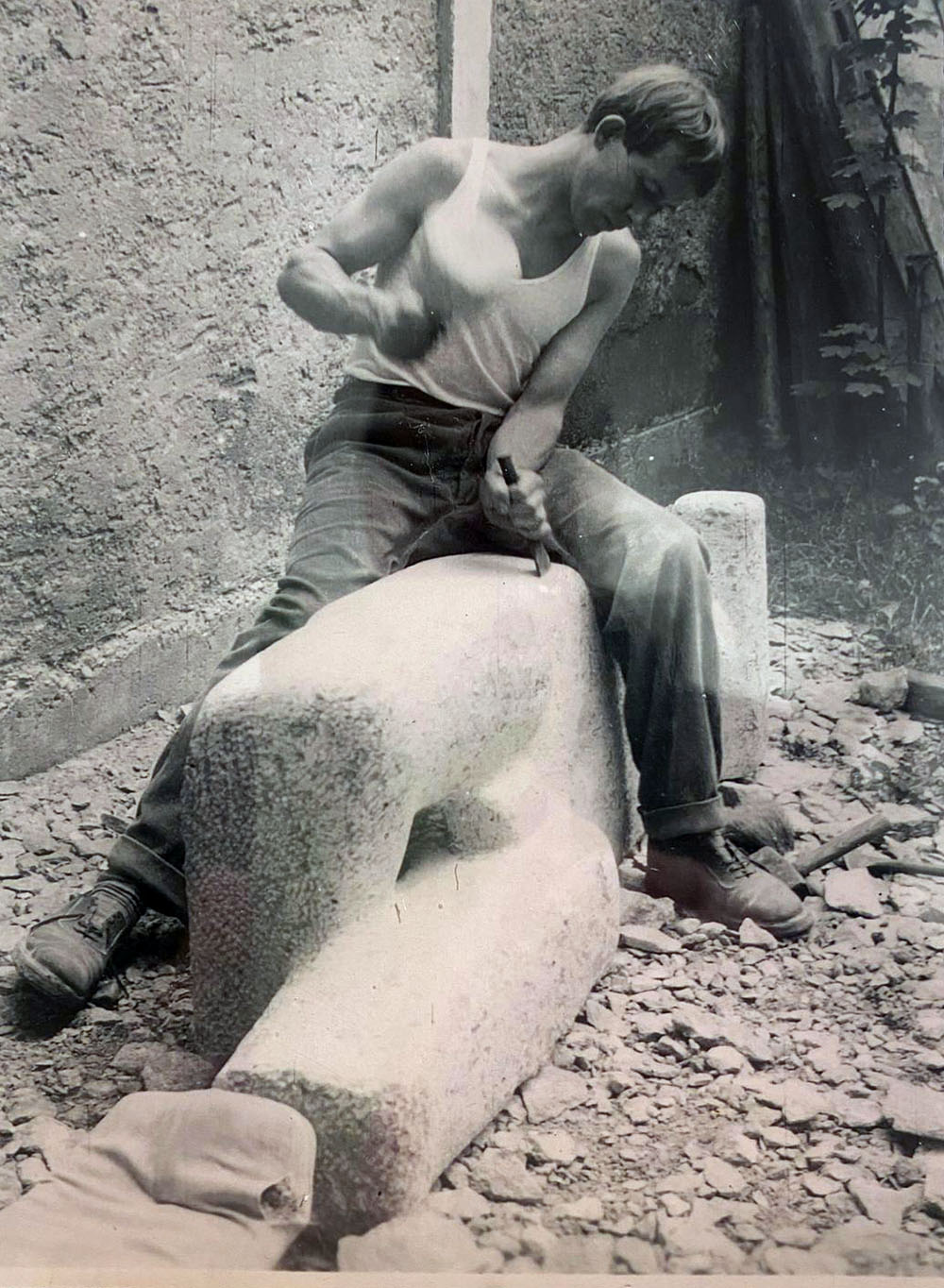 Fritz Koenig Bearbeitung der Liegende